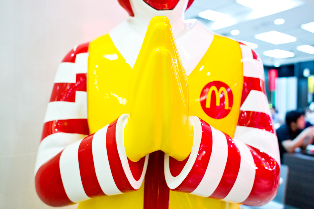 Už i Ronald McDonald prosí před fastfoody společnosti, aby lidé jedli nezdravě, ale marně. fastfood shutterstock 235297264