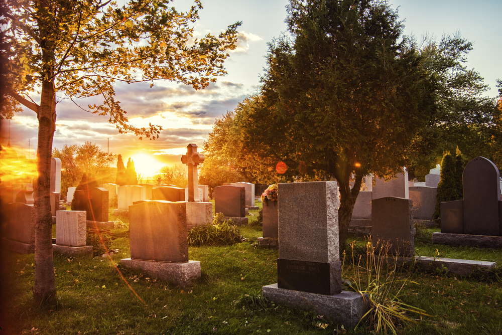 Tento magický čas, kdy se podle starých tradic pomalu stírá hranice mezi realitou všedního dne a světa mrtvých hrbitov shutterstock 565939978