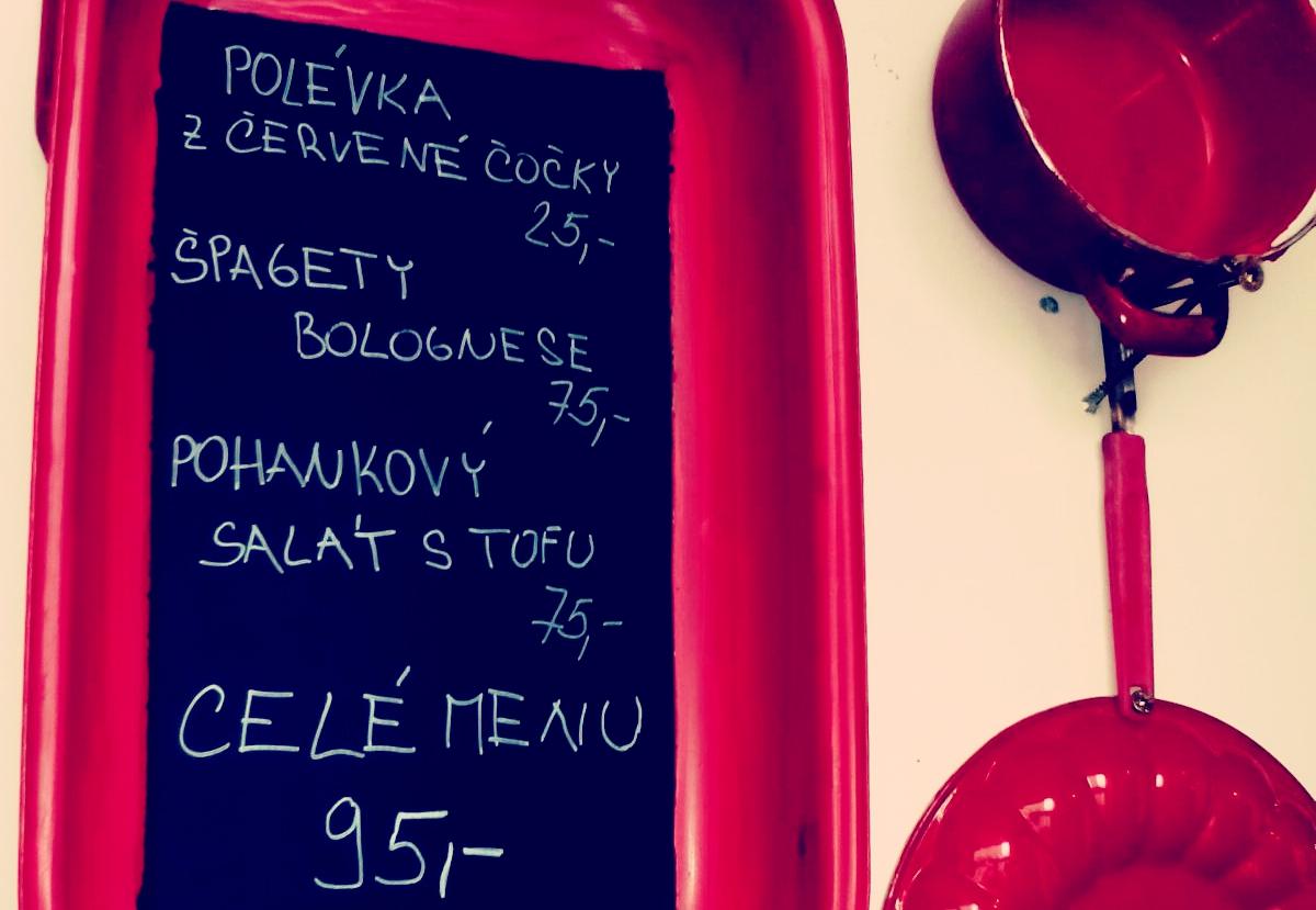 Pokud máte doma nějaké nádobí co nepoužíváte, klidně ho přineste. jidelna bezdomovcu foto 2