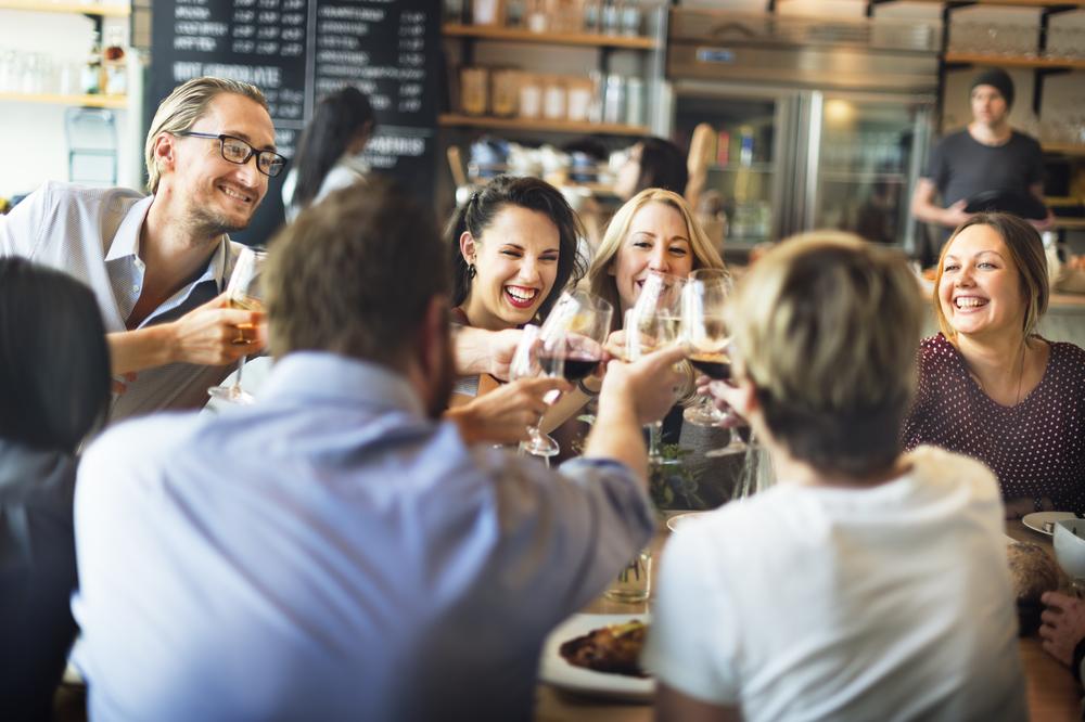 Tradiční pokrmy, podávané u příležitosti různých svátků, jsou součástí rituálů zděděných po předcích. jidlo ritual shutterstock 379682014