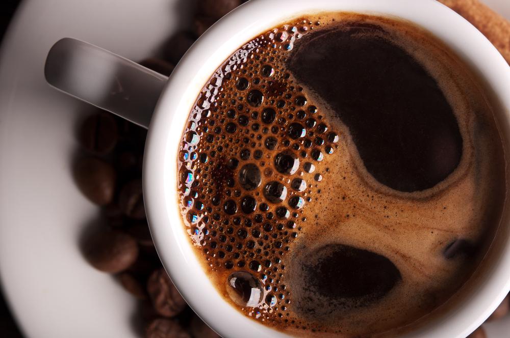 Za přiměřenou dávku jsou považovány 3 šálky kávy denně, pro někoho však žádný. kafe shutterstock 129339416