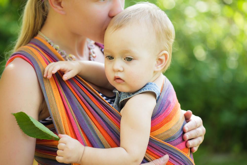 Děti nošené v šátku se cítí v bezpečí a díky tomu bývají průbojné a odvážné. kontaktni rodicovstvi shutterstock 363761405