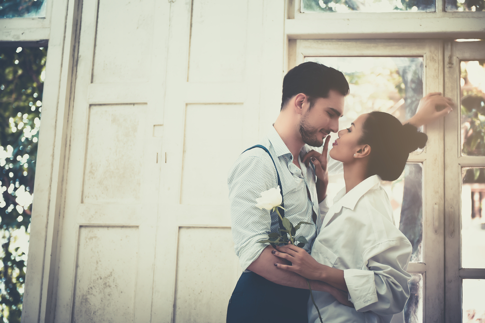 Úspěch v lásce nedělají velká gesta, ale drobné, všední projevy náklonnosti, vstřícnosti, zájmu a péče. love shutterstock 588675287