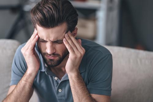 Bolest hlavy souvisí s vaším životním stylem. Pokud se budete zdravě stravovat a sportovat, migréně můžete vyhnout. migrena shutterstock 379852180