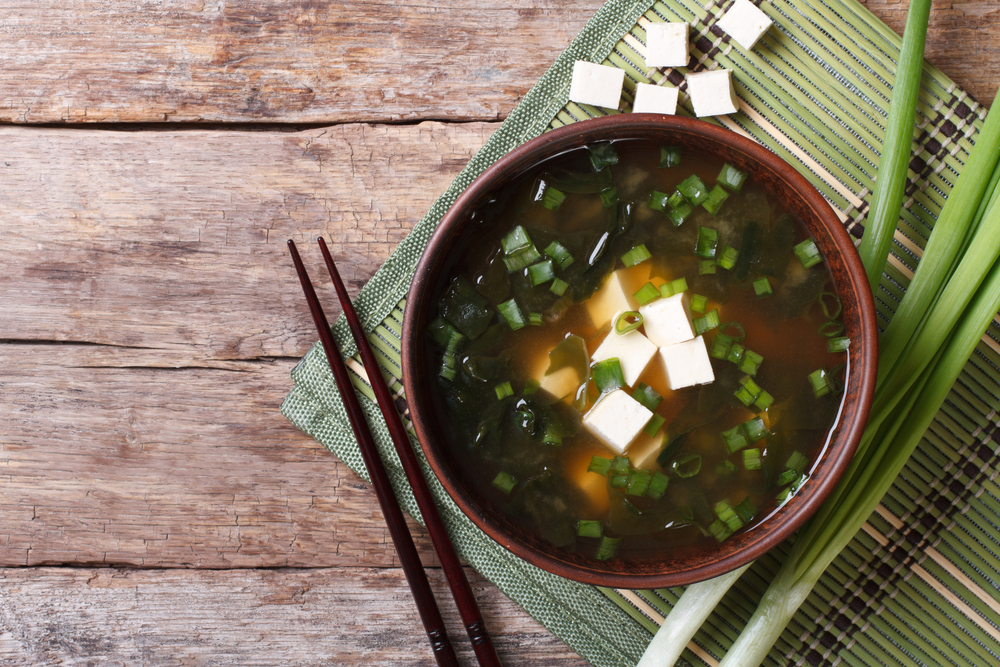 Dobré jídlo nemusí být jen o tradičních chutích, ale i o experimentech. miso polevka shutterstock 247458235
