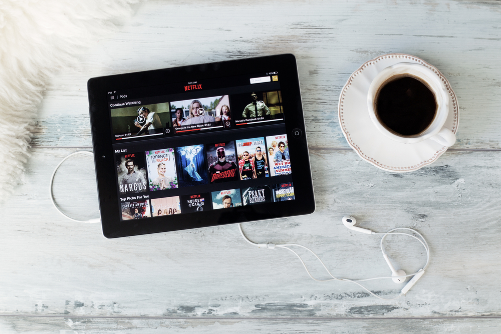 Dnes existuje mnoho dalších způsobů, jak trávit čas doma. Netflix a další podobné kanály mohou odsouvat sex na vedlejší kolej. netflix shutterstock 393588787