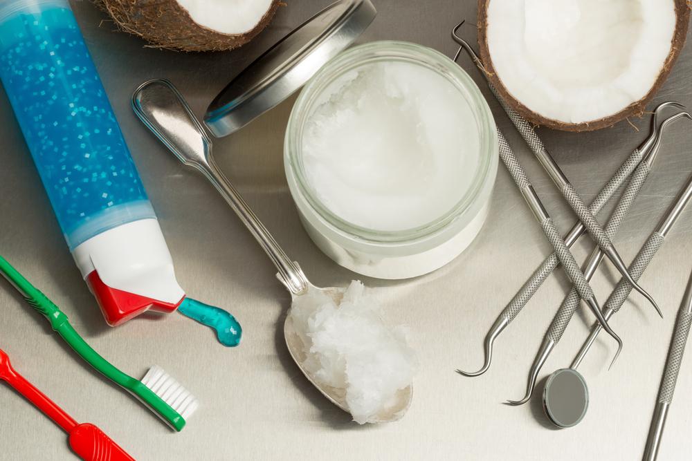 Problém se zubní hygienou? Než zaplatíte nehorázné sumy zubaři, zkuste kloktat olej. oil pulling shutterstock 554469622