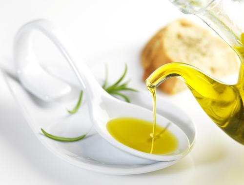 Potraviny bohaté na antioxidanty, jako je olivový olej, zlepšují HDL funkci. olivovy olej srdce shutterstock 131398685