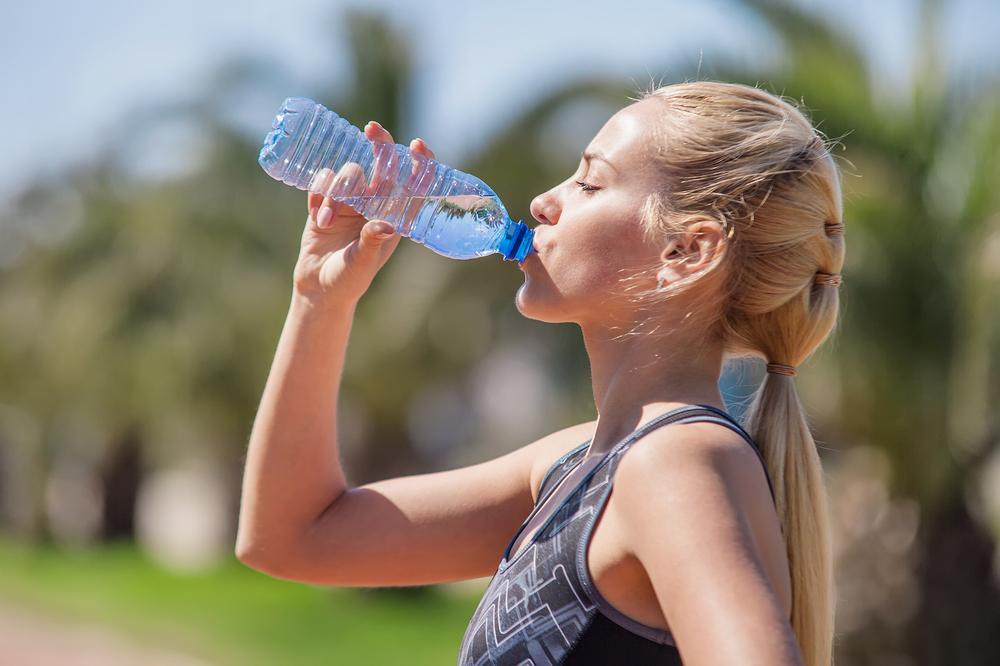Dodržujte pitný režim! Pijte hlavně ráno, večer už tolik nemusíte. pitny rezim shutterstock 272962934
