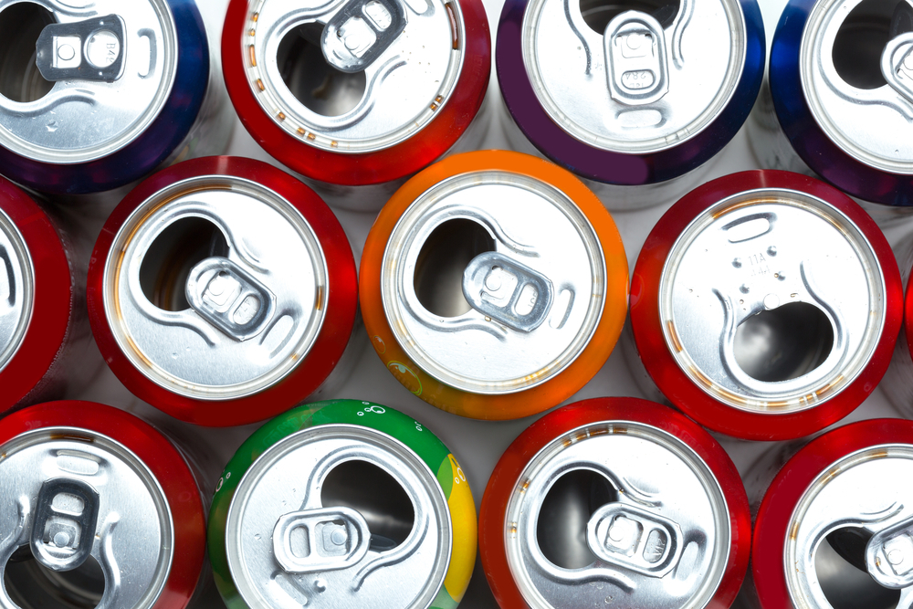 Kromě povzbuzující vysoké koncentrace kofeinu obsahují energy drinky i cukry, popřípadě glukózovo-fruktózový sirup nebo umělá sladidla, barviva, aromata a dále konzervanty. Ve výsledku je těch látek chemického původu v barevné plechovce zastoupeno opravdu hodně. plechovky shutterstock 367647026