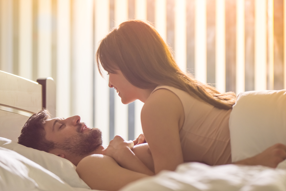 Vypadá to jako jednoduchá rovnice: mějte sex častěji a budete šťastnější. sex shutterstock 673787614