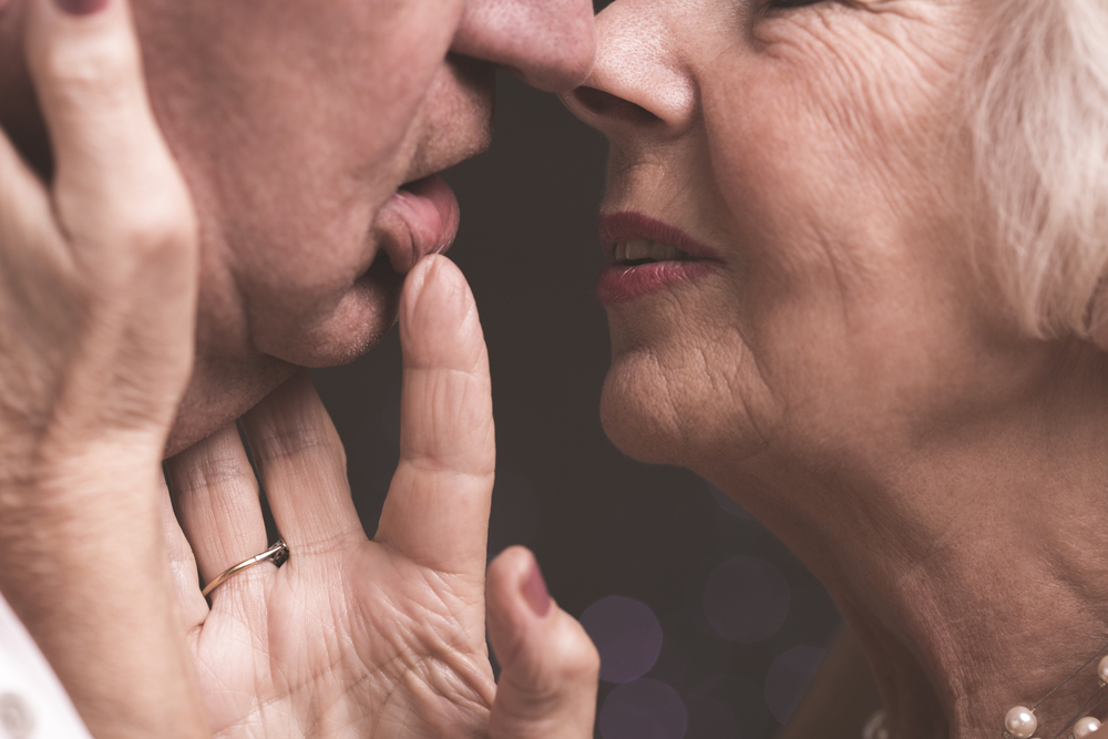 Sex s postupujícím věkem dostává lepší chuť. Navíc při něm orgasmu dosáhne 67 % žen pokaždé anebo alespoň z velké míry. sex starosi shutterstock 473590420