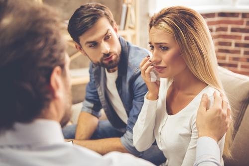 V případě, že si nevíte rady, poraďte se s odborníkem. slepovane vztahy shutterstock 529084630
