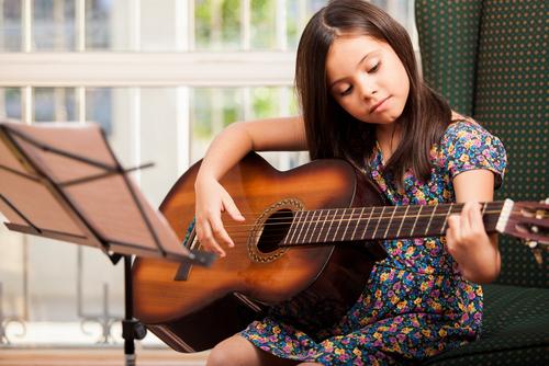 Jestliže platí co Čech to muzikant, a hudba zvyšuje objem šedé hmoty mozkové, znamená to, že jsou Češi nadprůměrně chytří? umeni shutterstock 156824591