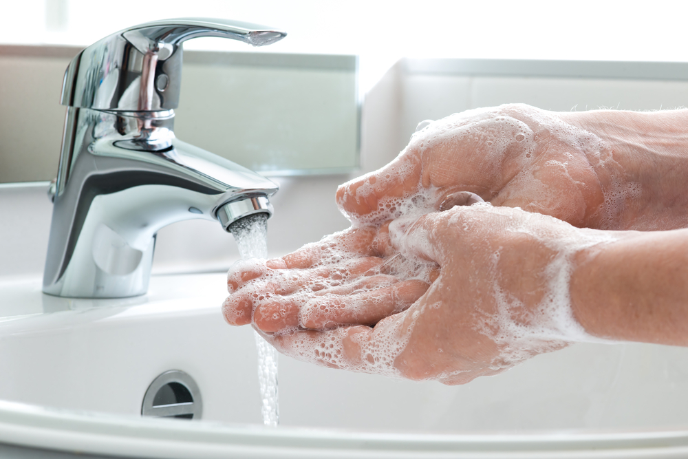 I když zní hrozba jménem E. coli zprvu strašidelně, snadno jí zabráníte už jen tím, že si budete mýt ruce. washing hands shutterstock 212494801