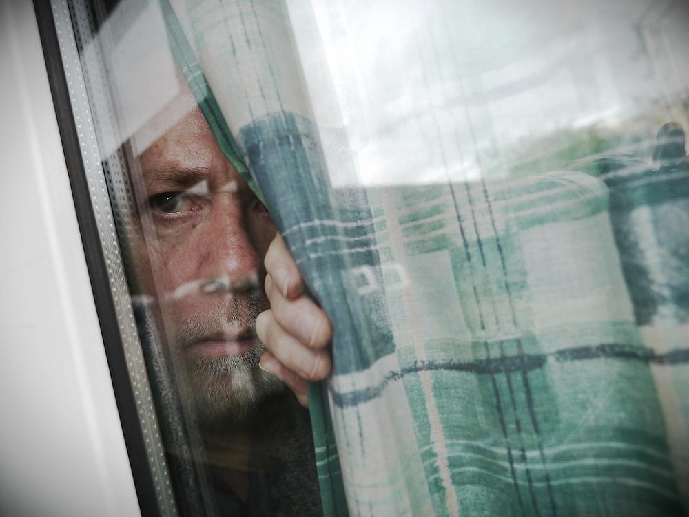 Člověk, který je sobecký, manipulující a obecně má spíše antisociální chování, hodnotí ostatní spíše negativně. Takový jedinec může mít i sklony k psychickým poruchám. zrcadleni v nazoru na ostatni shutterstock 606212474