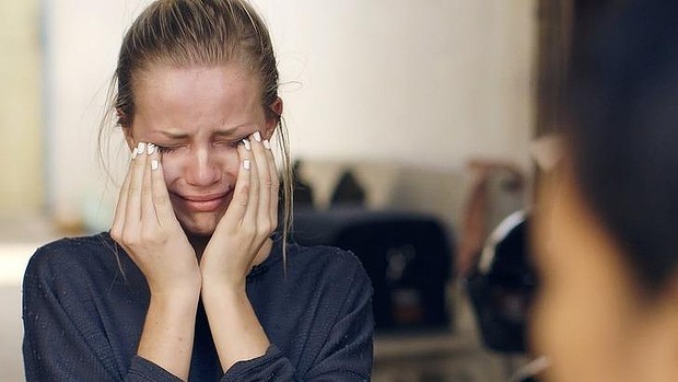 Blogerka Anniken z norské reality show The sweatshop: deadly fashion se (poněkolikáté) hroutí v bangladéšské továrně anniken