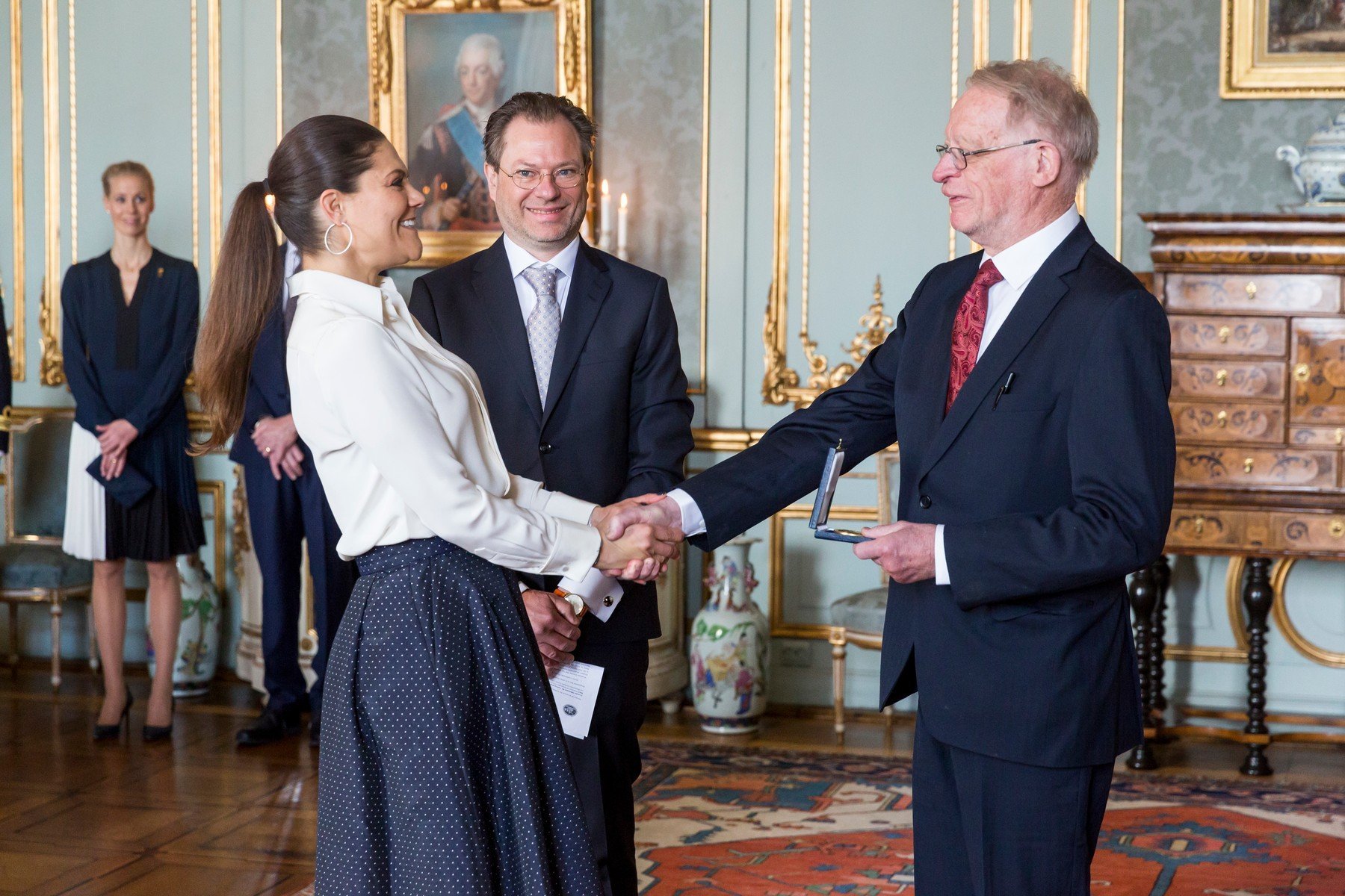 Švédská korunní princezna Victoria na předávání záslužných medailí. Snad ví, s kým zrovna mluví viktoria princezna