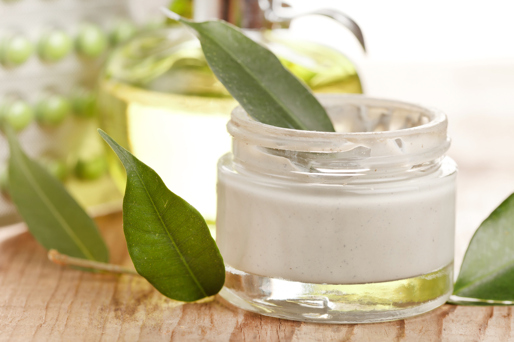 Výroba domácího krému na obličej zabere měně času, než pro něj jít do drogerie. shutterstock 82465405