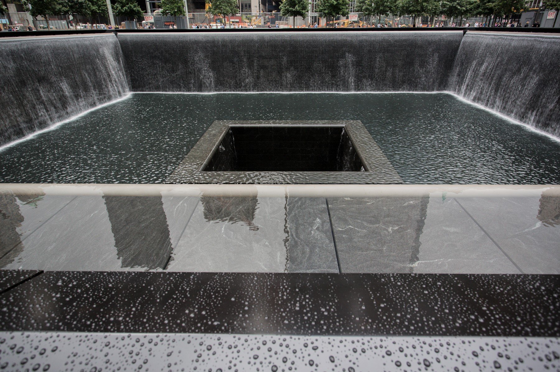 9/11 Memorial v New Yorku: Do fontány je zakázáno cokoli házet, ale turistům to prostě nedá 911 memorial