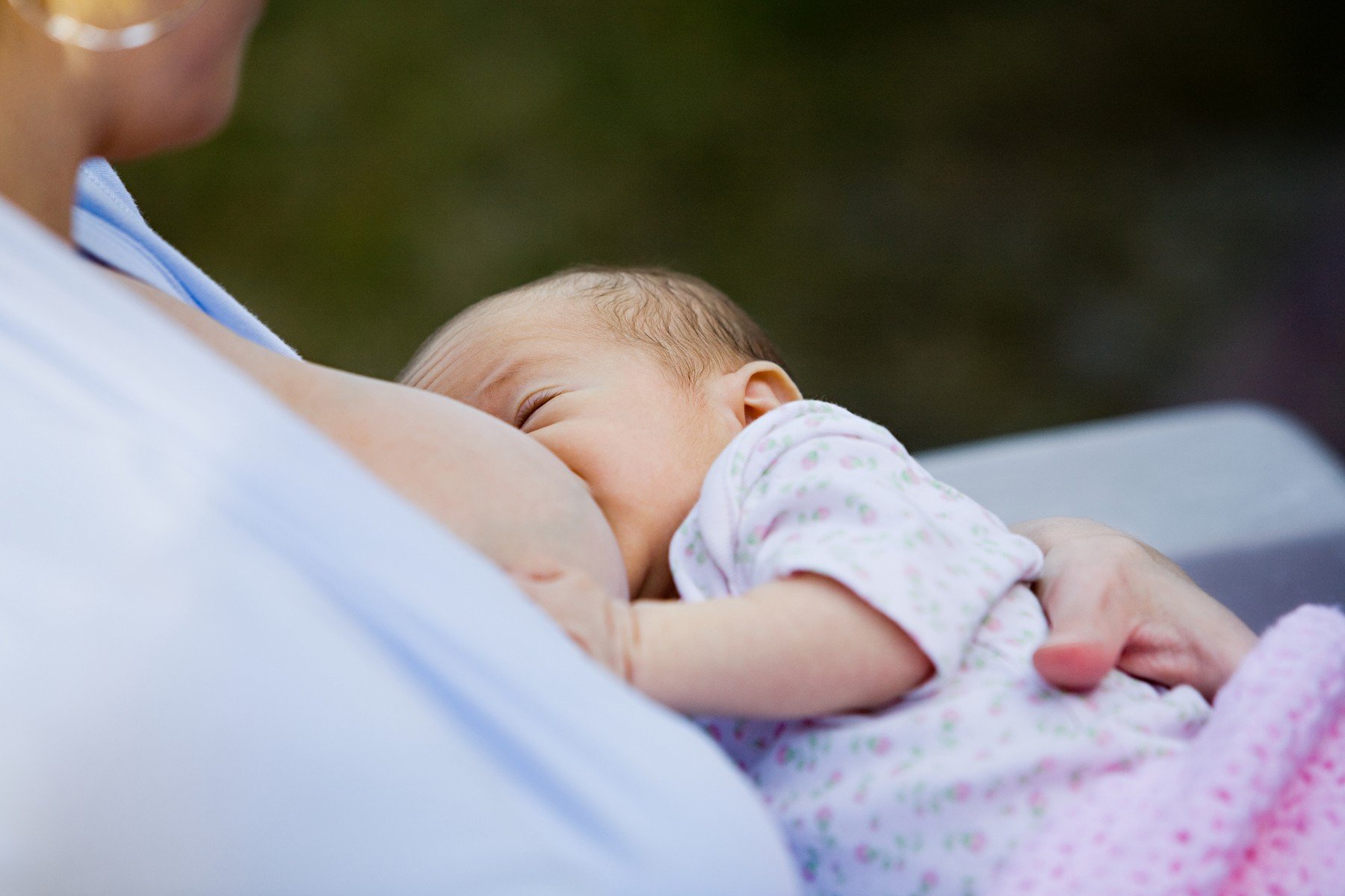 I za tuhle nevinnou fotografii vám můžou v extrémních případech zabanovat na Facebooku účet. breastfeeding outdoors