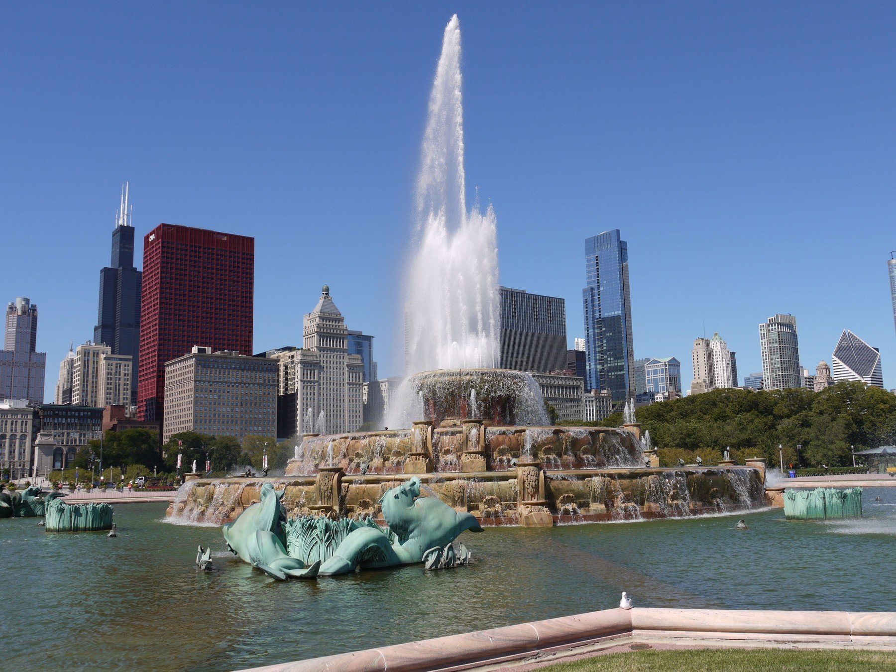 Největší fontána je poměrně chudá. Turisti se asi bijí stráže Buckinghamského paláce buckingham fountain chicago