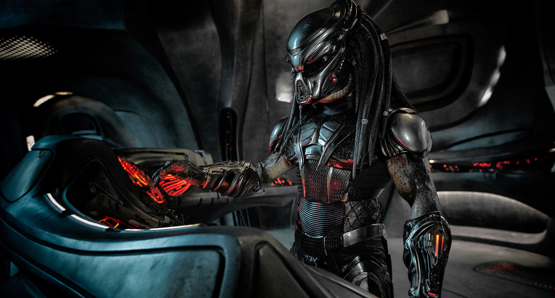 Nový Predátor je meta komedie - film se tváří vážně, zároveň si utahuje z klasiky. predator title fox4