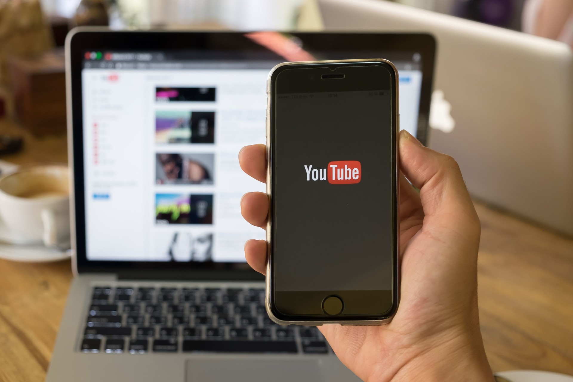Sledování videí je jednou z nejoblíbenějších „úvodních“ činností na sociálních sítích. shutterstock 564376738 youtube