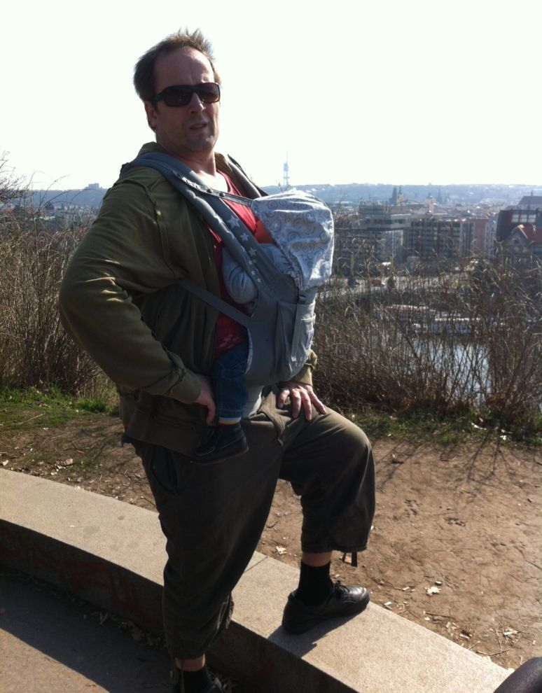Nosit vlastní dítě v nosítku je nenahraditelný a naprosto dokonalý pocit. Měl by sis to, Piersi, někdy zkusit. (Zdeněk Strnad, Flowee) filip baby carrier small