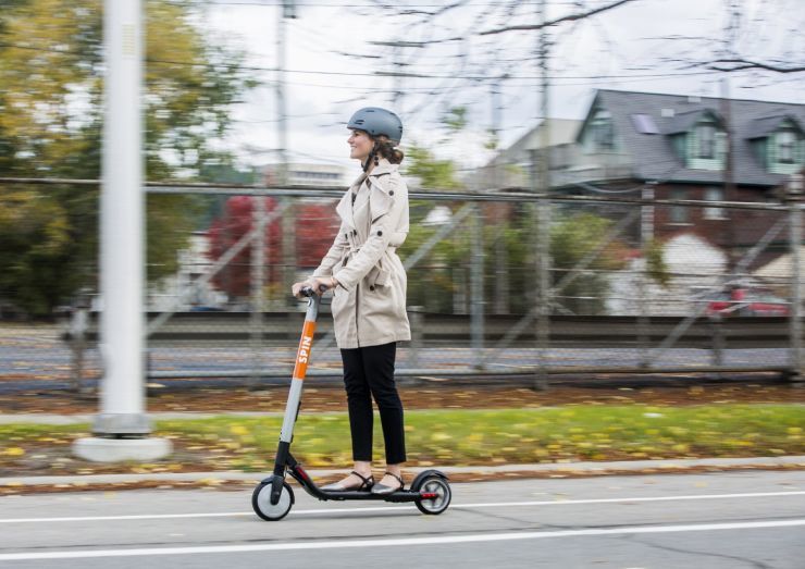 Koloběžky, sen hipsterů a dětí, se stávají standardem. girl on scooter small