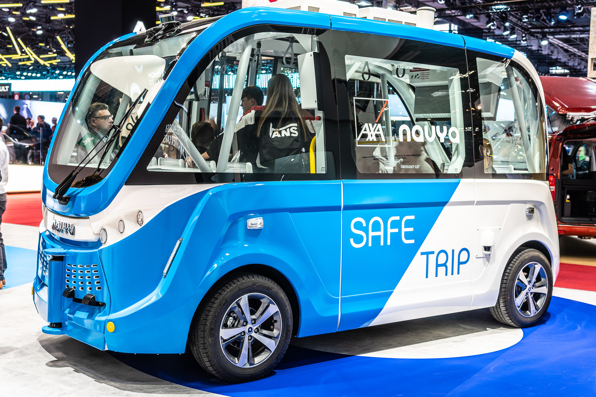 Taky budoucnost: Samořiditelný elektrický mikrobus na výstavě v Paříži shuttle shutterstock 1241360398