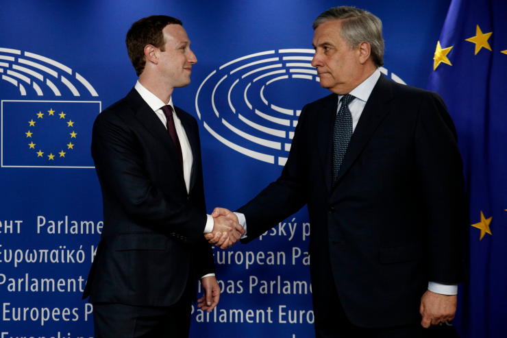 Mark Zuckerberg, šéf Facebooku, a Antonio Tajani, šéf Evropského parlamentu, si podali ruce v květnu 2018 v budově EP. Výrazy jejich tváří jsou vypovídající zuck eu shutterstock 1096417208 small