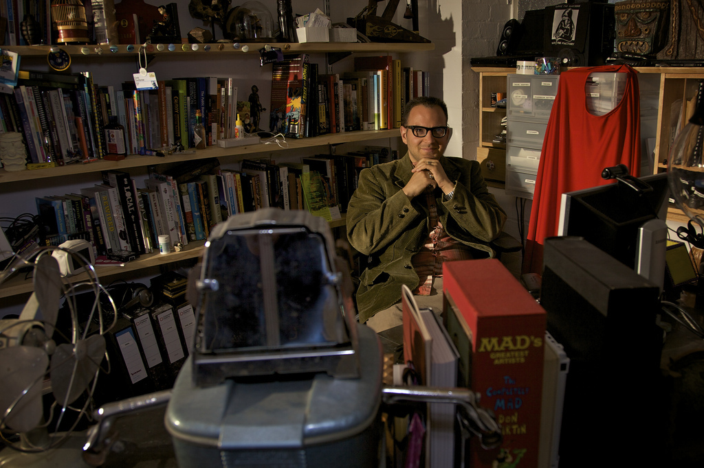 Cory Doctorow se nad svobodou internetu zamýšlí ve své svobodomyslné pracovně 4117543282 ff71312072 b