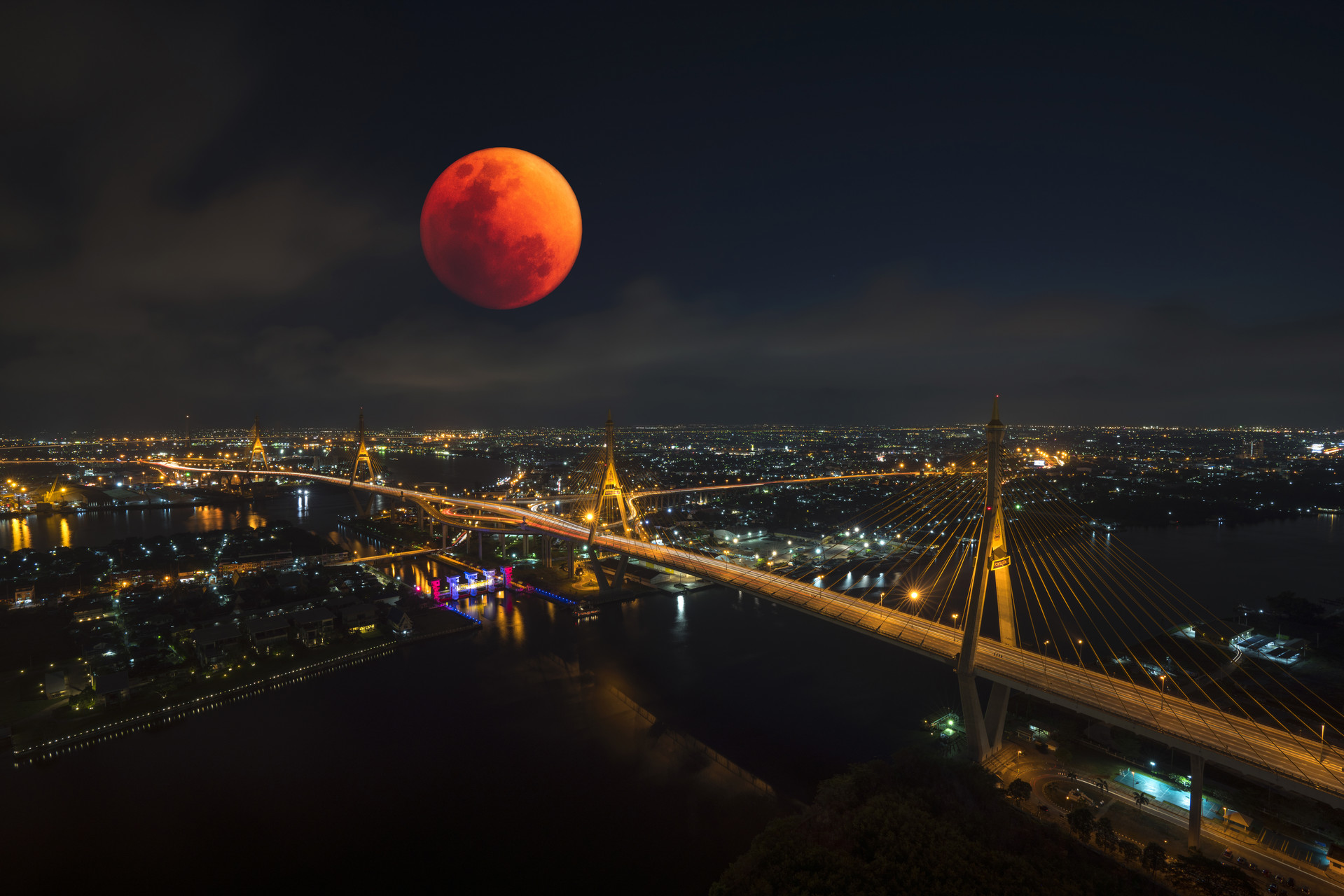Superkrvavý vlčí Měsíc, sluneční záření stíní Země bloodmoon shutterstock 1014738904