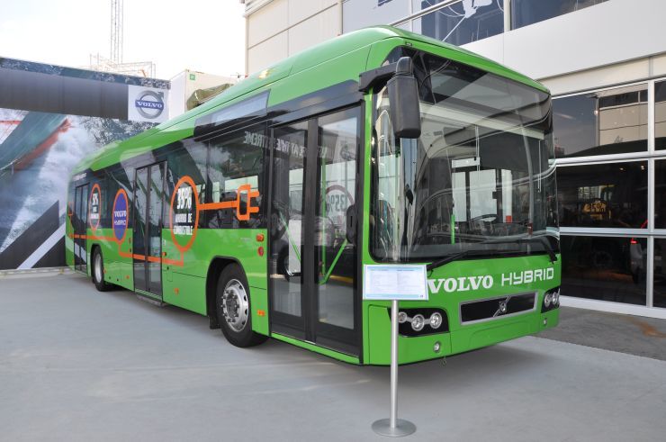 Hybridní autobus Volvo už jezdí například v Alicante ve Španělsku, možná se jej (natrvalo) dočkáme i v Praze. volvo hybrid shutterstock 86760880 small