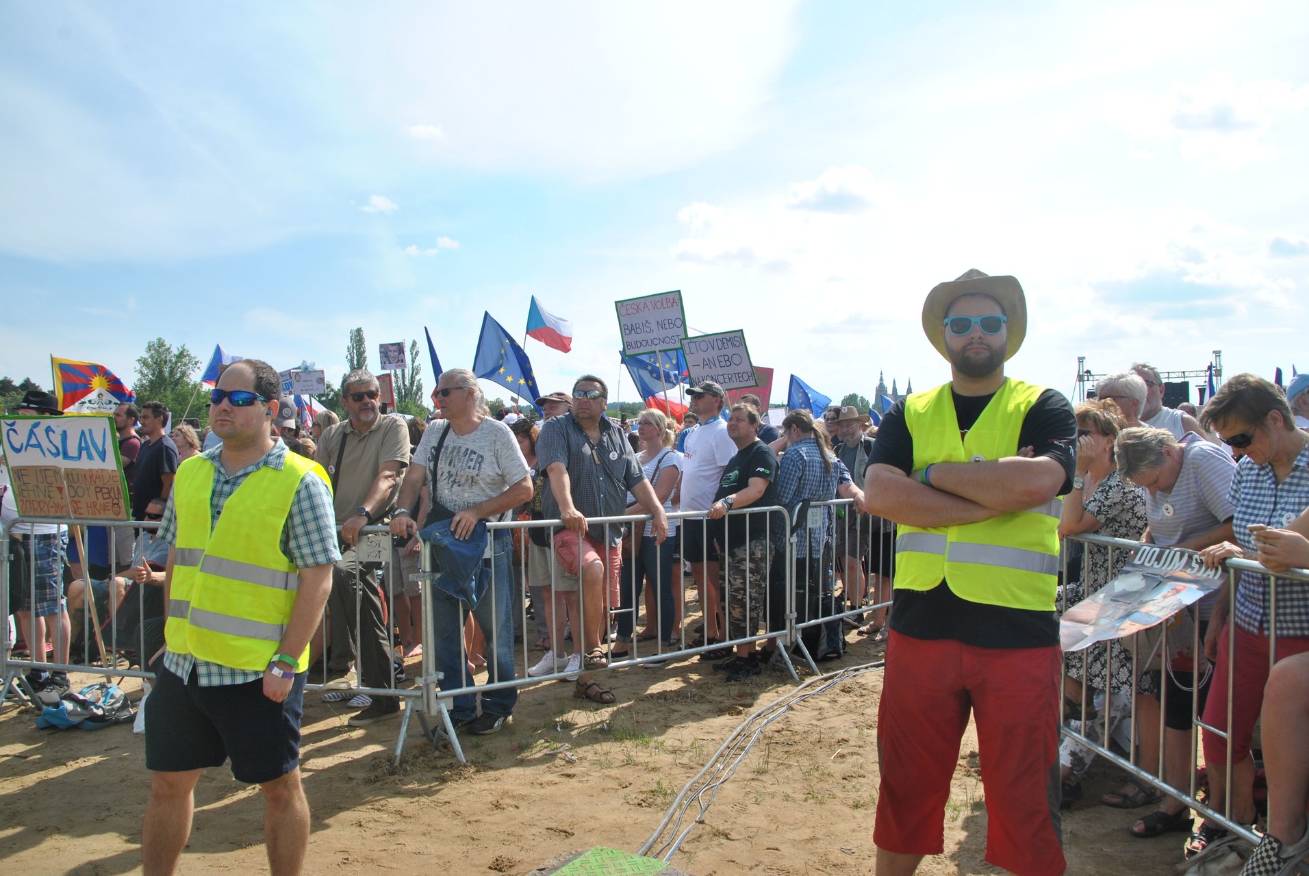 Na snadný chod demonstrace dohlížela téměř armáda dobrovolníků. 01