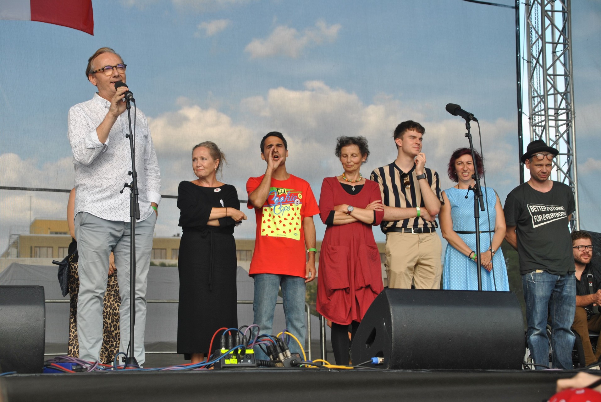 Ondřej Havelka u mikrofonu sděluje, co by si národ přál. Za ním zleva Bára Basiková, Radek Banga, Martina Špinková, Karel Kovář, Simona Babčáková a Krištof Kintera. 15