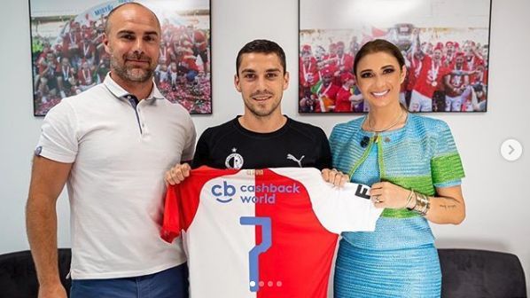 Nico Stanciu uprostřed, vpravo Anamaria Prodan Reghecampfová stanciu reghecampf together
