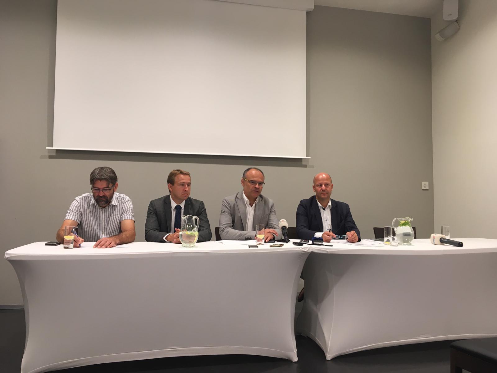Zleva: Jiří Rom, magistrátní odbor ochrany prostředí, Tomáš Voříšek, člen komise pro udržitelnou energii a klima, Štěpán Kyjovský, ředitel odboru ochrany prostředí, Petr Hlubuček, náměstek primátora a 1. místopředseda klubu TOP 09 a STAN - Spojené síly pro Prahu de052869 9042 4b6d be25 86db6ab13085
