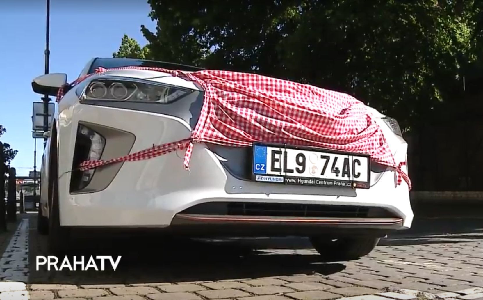 V Horních Počernicích nosí roušky i auta auto s rouskou