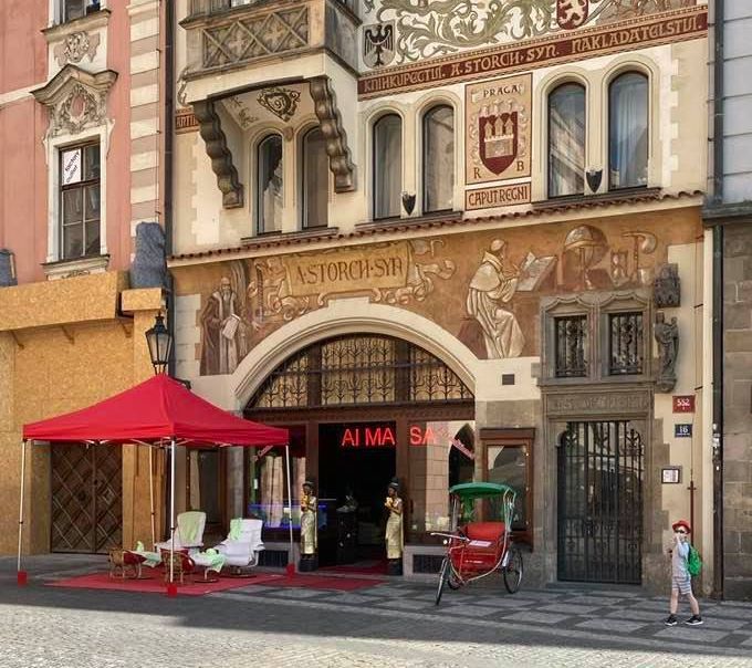Ke krásnému historickému domu přece thajský masážní salón patří, to je jasný... mikolasales small