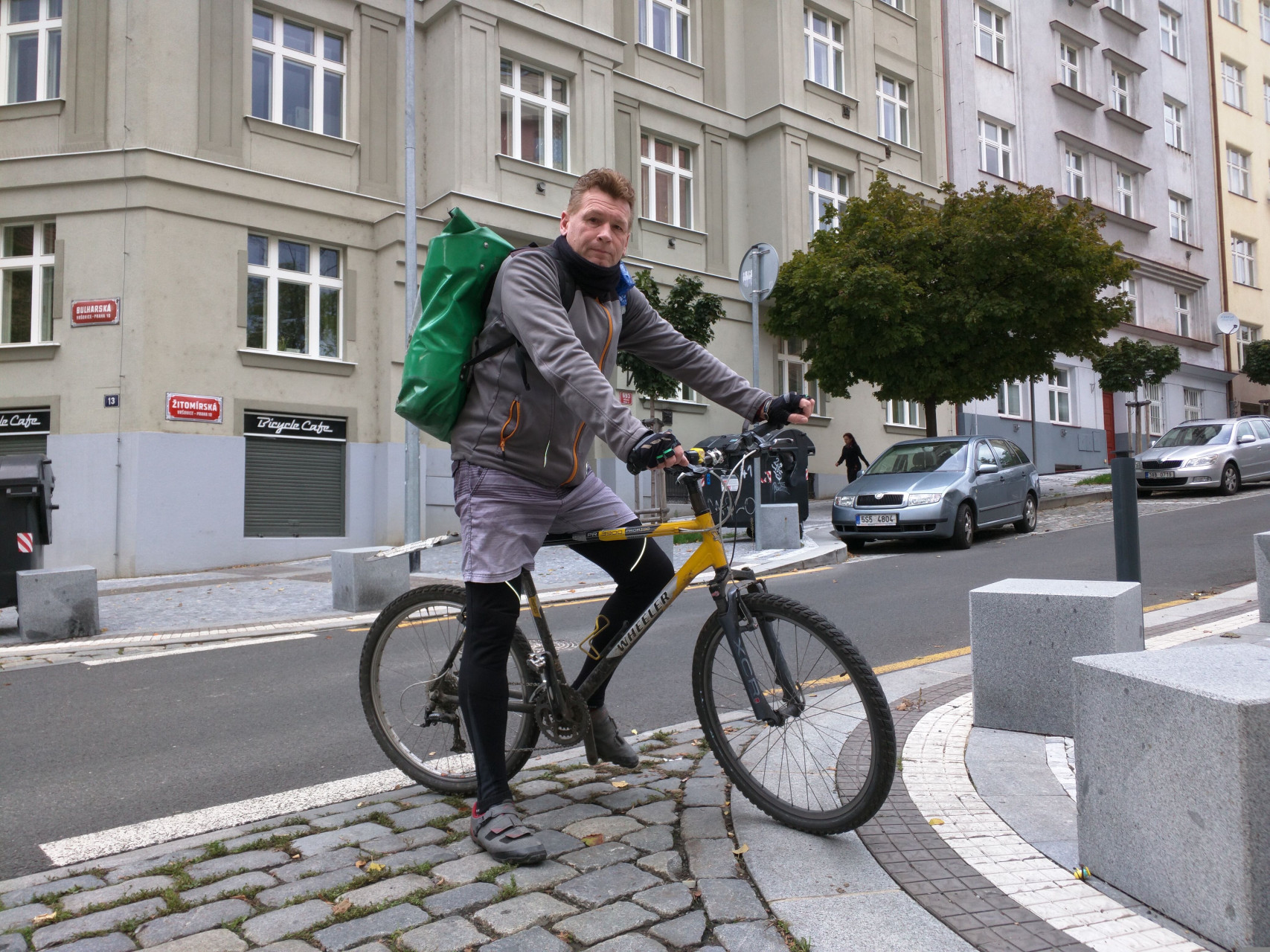 Pumpička, který 30 let jezdí po Praze na kole jako kurýr, plánuje své první elektrokolo zřejmě až na pětasedmdesátiny pumpa10