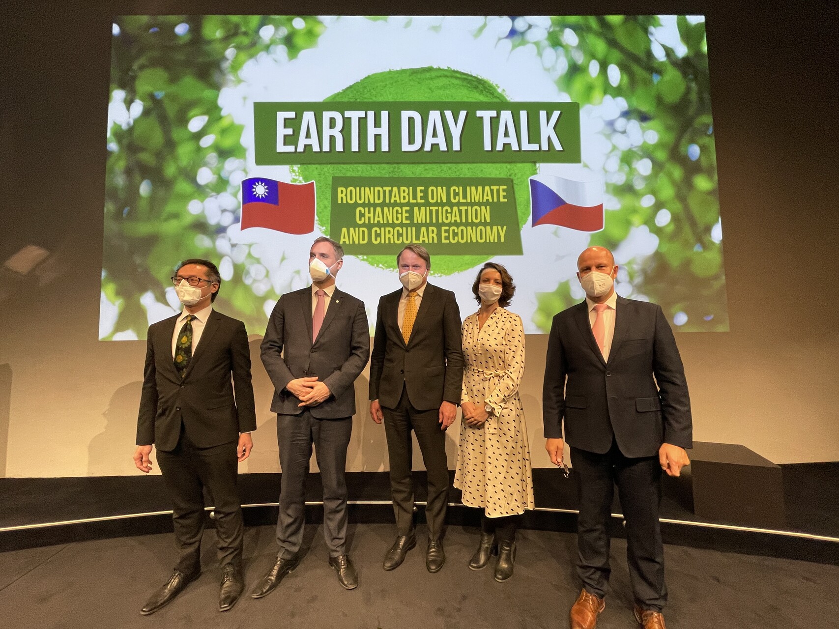 Panelisté konference Earth Day Talk: Liang-Ruey Ke, Tchaj-pejské hospodářské a kulturní kanceláře v Praze, Zdeněk Hřib, primátor hlavního města Prahy, Martin Bursík, předseda Komise RHMP pro udržitelnou energii a klima, Soňa Jonášová, zakladatelka a vedoucí Institutu pro cirkulární ekonomiku, Petr Hlubuček, náměstek pro oblast bezpečnosti a životního prostředí hl. m. Prahy img 3019
