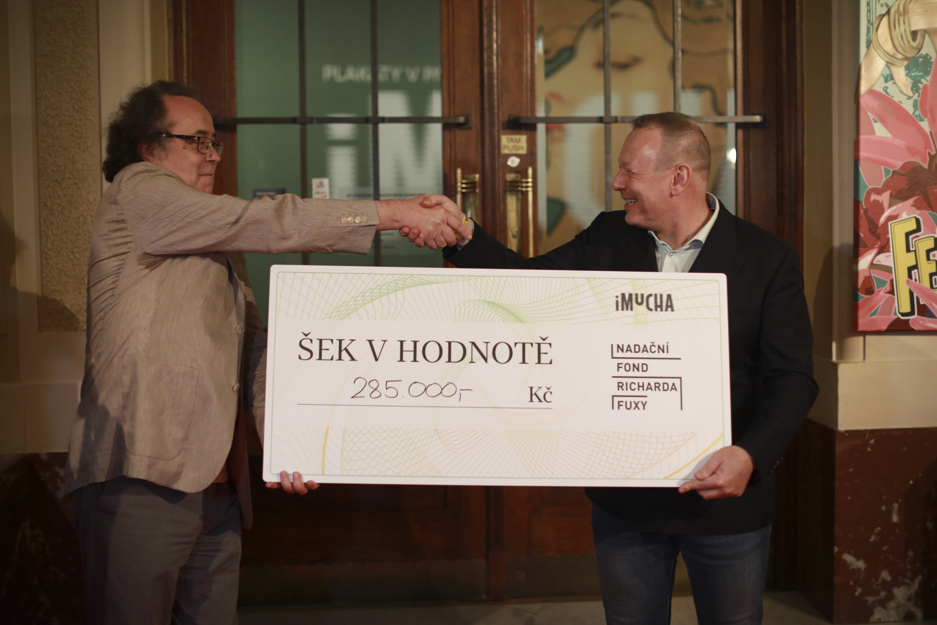 Polovina výtěžku aukce šla Nadačnímu fondu Richarda Fuxy. Vlevo kurátor výstavy iMucha Karel Srp, vpravo autor projektu iMucha Michal Dvořák. img 9262