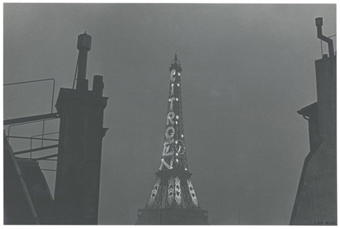 Pařížský "maják" měl 250 tisíc žárovek a 600 kilometrů kabelů. A přitahoval i vzducholodě citroen eiffel tower
